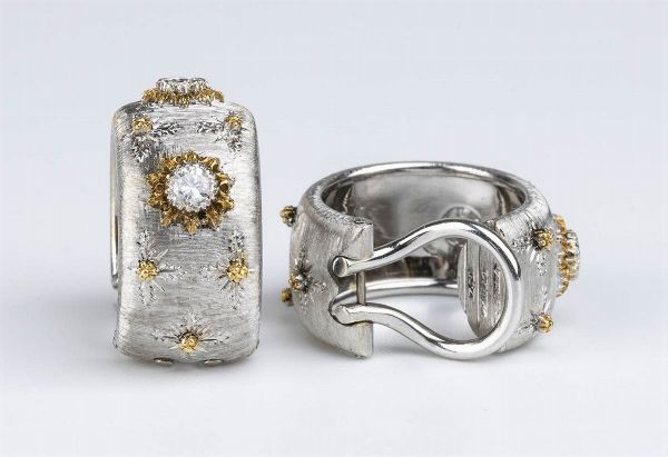 MARIO BUCCELLATI: bracciale a fascia rigida e paio di orecchini in oro e diamanti  - Asta Gioielli, orologi, argenti e penne - Associazione Nazionale - Case d'Asta italiane