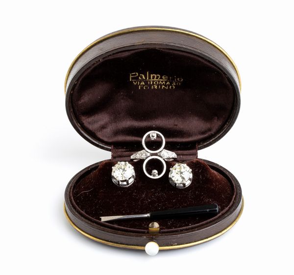 Anello in platino con coppia di diamanti, trasformabile in un paio di orecchini - anni '30  - Asta Gioielli, orologi, argenti e penne - Associazione Nazionale - Case d'Asta italiane