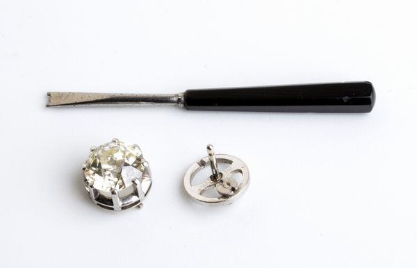 Anello in platino con coppia di diamanti, trasformabile in un paio di orecchini - anni '30  - Asta Gioielli, orologi, argenti e penne - Associazione Nazionale - Case d'Asta italiane