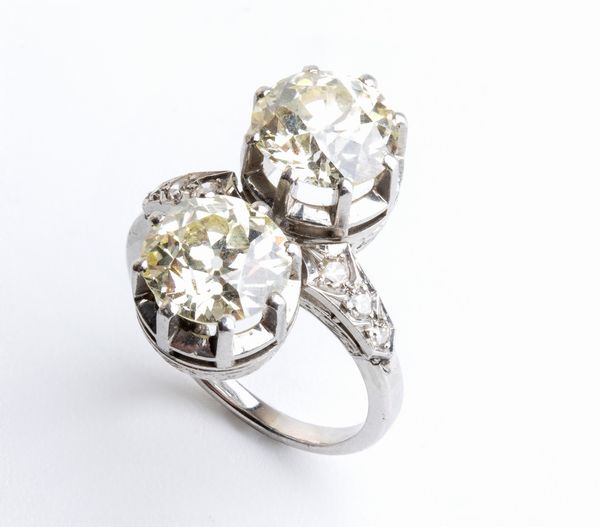 Anello in platino con coppia di diamanti, trasformabile in un paio di orecchini - anni '30  - Asta Gioielli, orologi, argenti e penne - Associazione Nazionale - Case d'Asta italiane