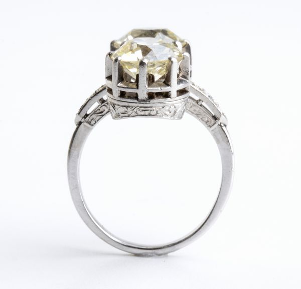 Anello in platino con coppia di diamanti, trasformabile in un paio di orecchini - anni '30  - Asta Gioielli, orologi, argenti e penne - Associazione Nazionale - Case d'Asta italiane