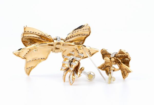 REPOSSI: spilla ed orecchini a fiocco in oro con diamanti  - Asta Gioielli, orologi, argenti e penne - Associazione Nazionale - Case d'Asta italiane