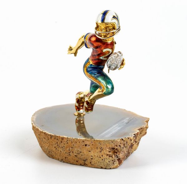 DAMIANI: spilla in oro, diamanti e smalti raffigurante giocatore di football americano  - Asta Gioielli, orologi, argenti e penne - Associazione Nazionale - Case d'Asta italiane