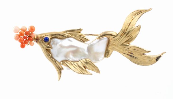 ASCIONE: spilla a forma di pesciolino in argento madreperla e corallo  - Asta Gioielli, orologi, argenti e penne - Associazione Nazionale - Case d'Asta italiane
