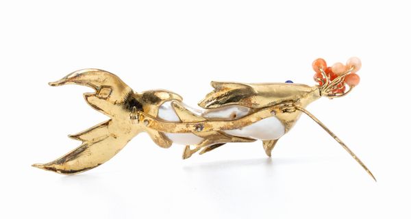ASCIONE: spilla a forma di pesciolino in argento madreperla e corallo  - Asta Gioielli, orologi, argenti e penne - Associazione Nazionale - Case d'Asta italiane