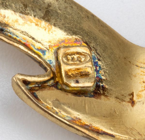 ASCIONE: spilla a forma di pesciolino in argento madreperla e corallo  - Asta Gioielli, orologi, argenti e penne - Associazione Nazionale - Case d'Asta italiane