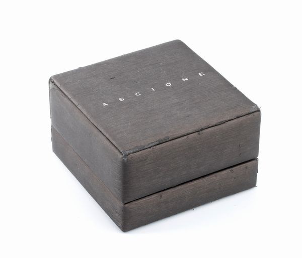 ASCIONE: spilla a forma di pesciolino in argento madreperla e corallo  - Asta Gioielli, orologi, argenti e penne - Associazione Nazionale - Case d'Asta italiane