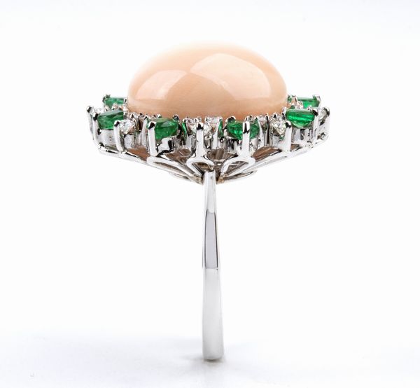 ASCIONE: anello in oro con corallo pelle d'angelo, diamanti e smeraldi  - Asta Gioielli, orologi, argenti e penne - Associazione Nazionale - Case d'Asta italiane