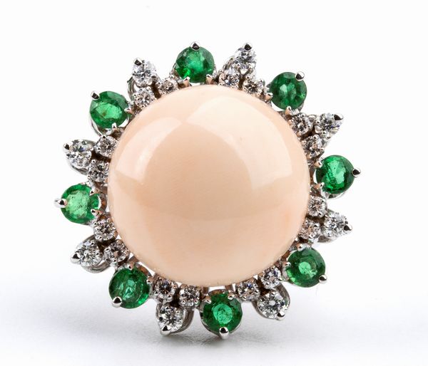 ASCIONE: anello in oro con corallo pelle d'angelo, diamanti e smeraldi  - Asta Gioielli, orologi, argenti e penne - Associazione Nazionale - Case d'Asta italiane