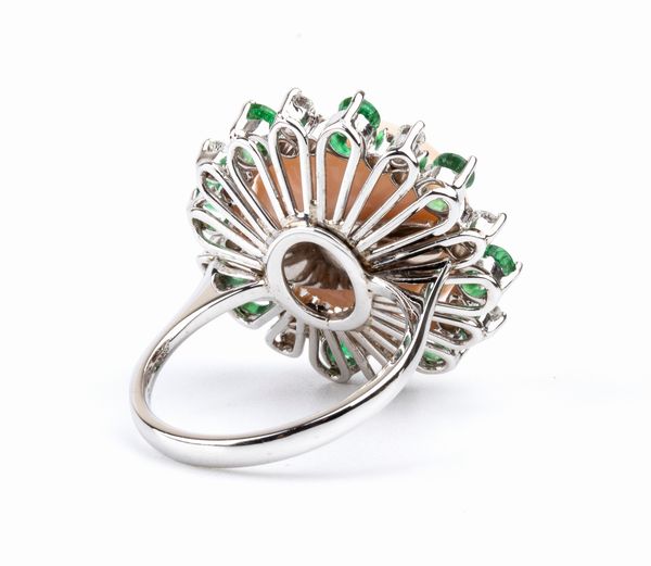 ASCIONE: anello in oro con corallo pelle d'angelo, diamanti e smeraldi  - Asta Gioielli, orologi, argenti e penne - Associazione Nazionale - Case d'Asta italiane