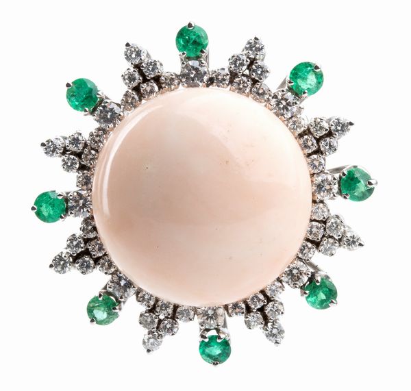 ASCIONE: spilla in oro con corallo pelle d'angelo, diamanti e smeraldi  - Asta Gioielli, orologi, argenti e penne - Associazione Nazionale - Case d'Asta italiane