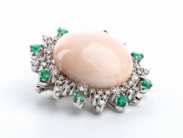 ASCIONE: spilla in oro con corallo pelle d'angelo, diamanti e smeraldi  - Asta Gioielli, orologi, argenti e penne - Associazione Nazionale - Case d'Asta italiane