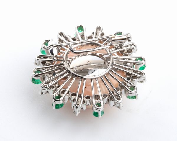 ASCIONE: spilla in oro con corallo pelle d'angelo, diamanti e smeraldi  - Asta Gioielli, orologi, argenti e penne - Associazione Nazionale - Case d'Asta italiane