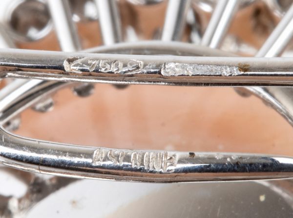 ASCIONE: spilla in oro con corallo pelle d'angelo, diamanti e smeraldi  - Asta Gioielli, orologi, argenti e penne - Associazione Nazionale - Case d'Asta italiane