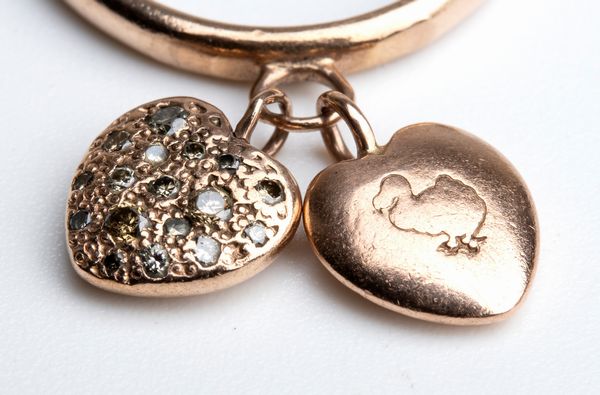 POMELLATO, collezione Dodo: Anello in oro rosa con due pendenti a forma di cuore con diamanti  - Asta Gioielli, orologi, argenti e penne - Associazione Nazionale - Case d'Asta italiane