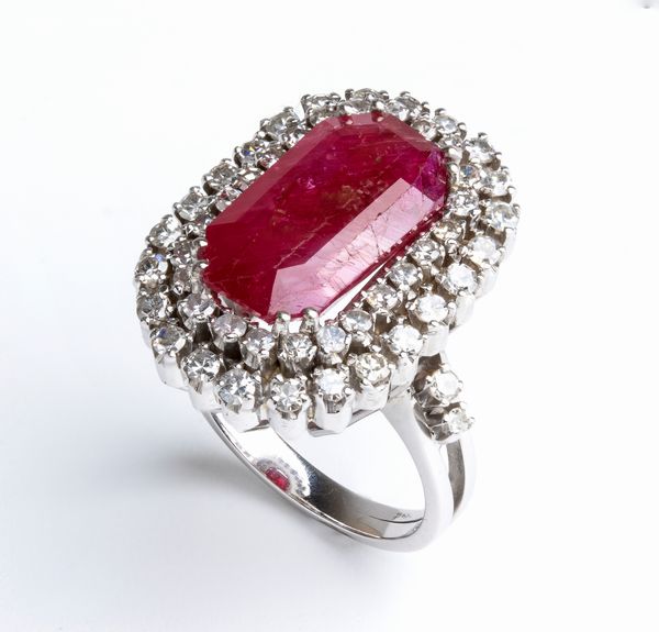 Anello in oro con rubino Birmano e diamanti  - Asta Gioielli, orologi, argenti e penne - Associazione Nazionale - Case d'Asta italiane