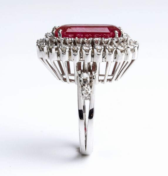 Anello in oro con rubino Birmano e diamanti  - Asta Gioielli, orologi, argenti e penne - Associazione Nazionale - Case d'Asta italiane