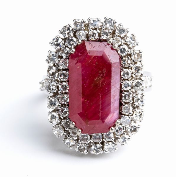 Anello in oro con rubino Birmano e diamanti  - Asta Gioielli, orologi, argenti e penne - Associazione Nazionale - Case d'Asta italiane