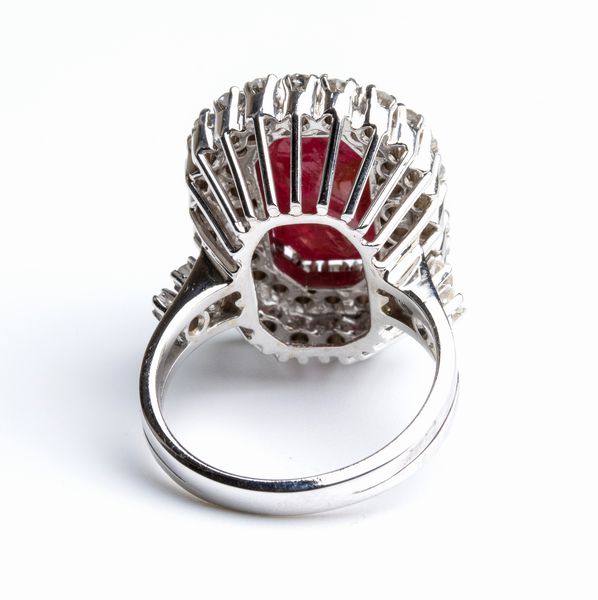 Anello in oro con rubino Birmano e diamanti  - Asta Gioielli, orologi, argenti e penne - Associazione Nazionale - Case d'Asta italiane