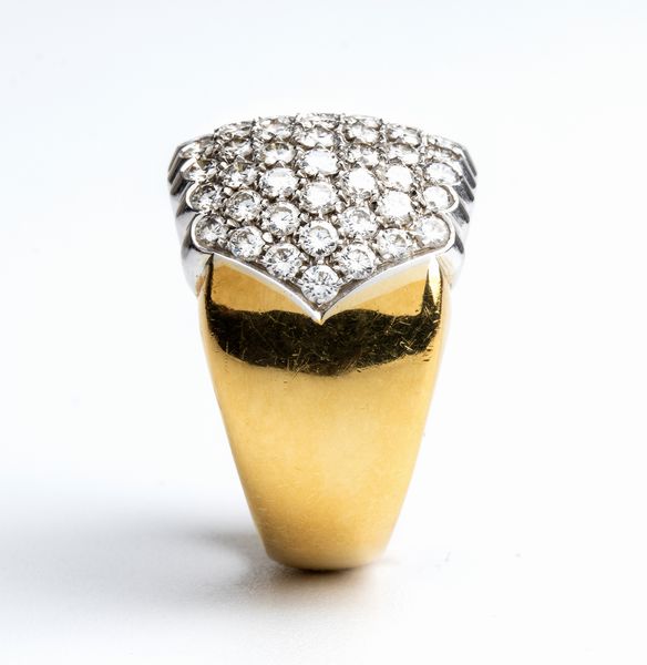 Anello in oro con pav di diamanti  - Asta Gioielli, orologi, argenti e penne - Associazione Nazionale - Case d'Asta italiane