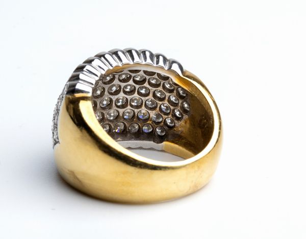 Anello in oro con pav di diamanti  - Asta Gioielli, orologi, argenti e penne - Associazione Nazionale - Case d'Asta italiane