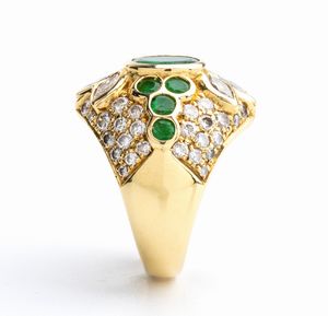 Anello in oro giallo, smeraldi e diamanti  - Asta Gioielli, orologi, argenti e penne - Associazione Nazionale - Case d'Asta italiane
