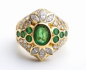 Anello in oro giallo, smeraldi e diamanti  - Asta Gioielli, orologi, argenti e penne - Associazione Nazionale - Case d'Asta italiane