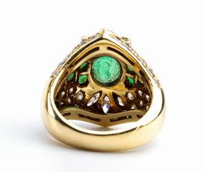 Anello in oro giallo, smeraldi e diamanti  - Asta Gioielli, orologi, argenti e penne - Associazione Nazionale - Case d'Asta italiane
