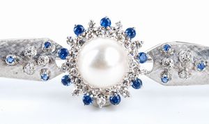 Demi - parure composta da una spilla ed un paio di orecchini con perle, diamanti e zaffiri  - Asta Gioielli, orologi, argenti e penne - Associazione Nazionale - Case d'Asta italiane