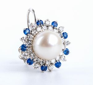 Demi - parure composta da una spilla ed un paio di orecchini con perle, diamanti e zaffiri  - Asta Gioielli, orologi, argenti e penne - Associazione Nazionale - Case d'Asta italiane