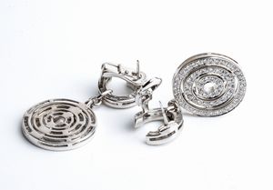 BULGARI, collezione Astrale: orecchini pendenti in oro con diamanti  - Asta Gioielli, orologi, argenti e penne - Associazione Nazionale - Case d'Asta italiane