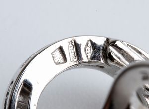 BULGARI, collezione Astrale: orecchini pendenti in oro con diamanti  - Asta Gioielli, orologi, argenti e penne - Associazione Nazionale - Case d'Asta italiane