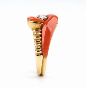 Anello in oro con corallo Mediterraneo e diamante  - Asta Gioielli, orologi, argenti e penne - Associazione Nazionale - Case d'Asta italiane