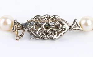 Collana di perle con fermezza in oro e smeraldi  - Asta Gioielli, orologi, argenti e penne - Associazione Nazionale - Case d'Asta italiane