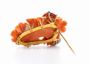Spilla floreale in oro, corallo cerasuolo, diamanti e smeraldi  - Asta Gioielli, orologi, argenti e penne - Associazione Nazionale - Case d'Asta italiane