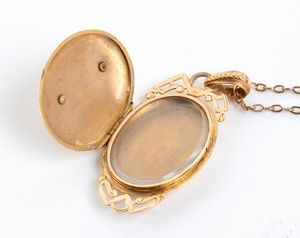 Girocollo in oro con pendente - porta foto e spilla oro con pietre  - Asta Gioielli, orologi, argenti e penne - Associazione Nazionale - Case d'Asta italiane