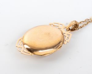 Girocollo in oro con pendente - porta foto e spilla oro con pietre  - Asta Gioielli, orologi, argenti e penne - Associazione Nazionale - Case d'Asta italiane