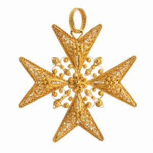 Pendente croce di malta, filigrana e micro granulazione in oro giallo  - Asta Gioielli, orologi, argenti e penne - Associazione Nazionale - Case d'Asta italiane