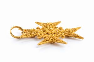 Pendente croce di malta, filigrana e micro granulazione in oro giallo  - Asta Gioielli, orologi, argenti e penne - Associazione Nazionale - Case d'Asta italiane