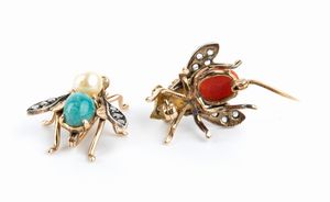Coppia di spille a forma di insetto con diamanti, perle e pietre semi preziose  - Asta Gioielli, orologi, argenti e penne - Associazione Nazionale - Case d'Asta italiane