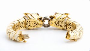 DAVID WEBB: bracciale flessibile in oro con coppia di teste di tigre, smalto bianco, rubini e diamanti  - Asta Gioielli, orologi, argenti e penne - Associazione Nazionale - Case d'Asta italiane