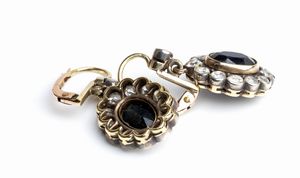 Paio di orecchini con motivo a fiore in oro ed argento con zaffiri e diamanti taglio vecchio - inizio XX secolo  - Asta Gioielli, orologi, argenti e penne - Associazione Nazionale - Case d'Asta italiane