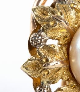 BUCCELLATI: orecchini in tre colori d'oro con perle  - Asta Gioielli, orologi, argenti e penne - Associazione Nazionale - Case d'Asta italiane