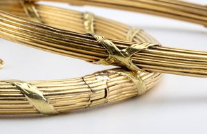 Coppia di bracciali in oro giallo - Francia inizio XX secolo  - Asta Gioielli, orologi, argenti e penne - Associazione Nazionale - Case d'Asta italiane