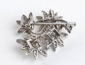 Spilla - pendente floreale in platino e diamanti - anni '50  - Asta Gioielli, orologi, argenti e penne - Associazione Nazionale - Case d'Asta italiane