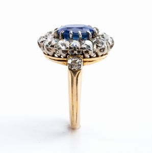 Anello in oro con zaffiro Burma e diamanti  - Asta Gioielli, orologi, argenti e penne - Associazione Nazionale - Case d'Asta italiane