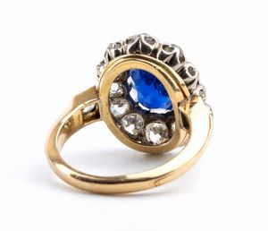 Anello in oro con zaffiro Burma e diamanti  - Asta Gioielli, orologi, argenti e penne - Associazione Nazionale - Case d'Asta italiane