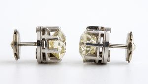 Anello in platino con coppia di diamanti, trasformabile in un paio di orecchini - anni '30  - Asta Gioielli, orologi, argenti e penne - Associazione Nazionale - Case d'Asta italiane