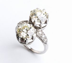 Anello in platino con coppia di diamanti, trasformabile in un paio di orecchini - anni '30  - Asta Gioielli, orologi, argenti e penne - Associazione Nazionale - Case d'Asta italiane