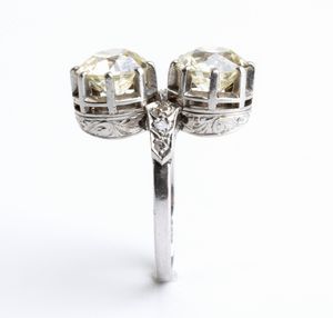 Anello in platino con coppia di diamanti, trasformabile in un paio di orecchini - anni '30  - Asta Gioielli, orologi, argenti e penne - Associazione Nazionale - Case d'Asta italiane